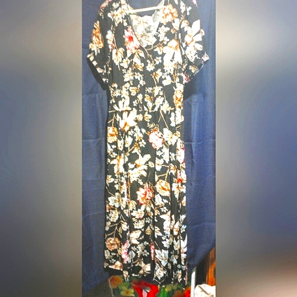 VENUS Black pink Floral short Sleeve Midi)